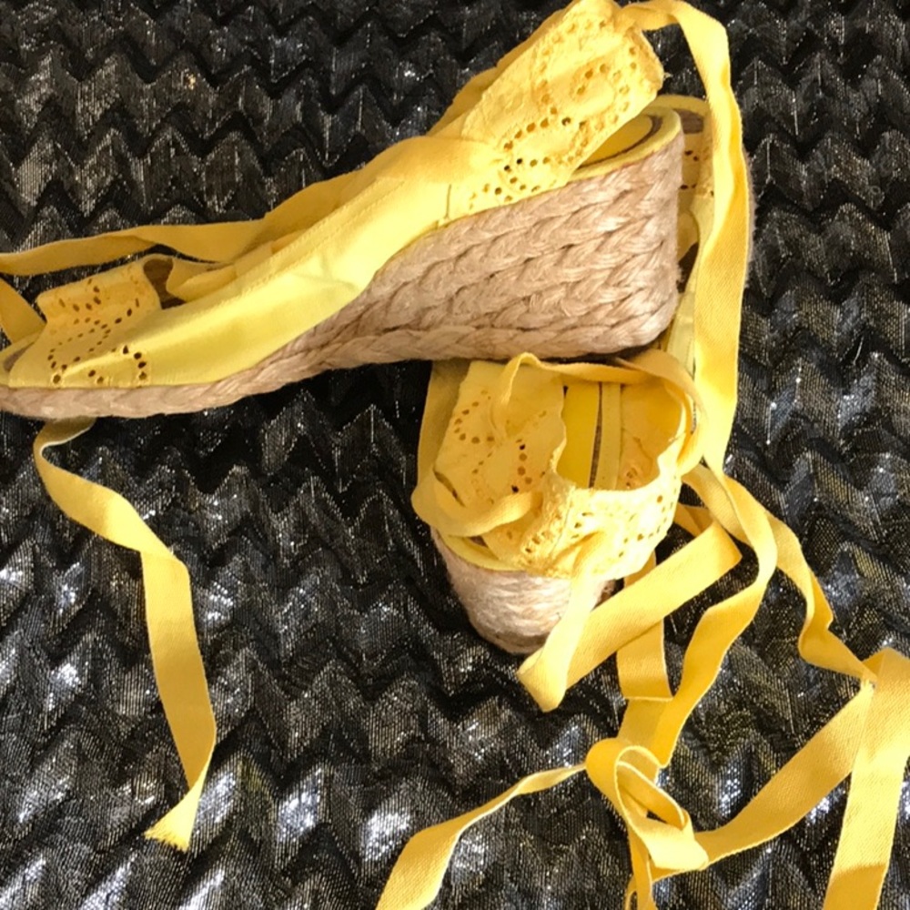 Beautiful Nina brand yellow ankle tie ups! NWOT. - Picture 3 of 4